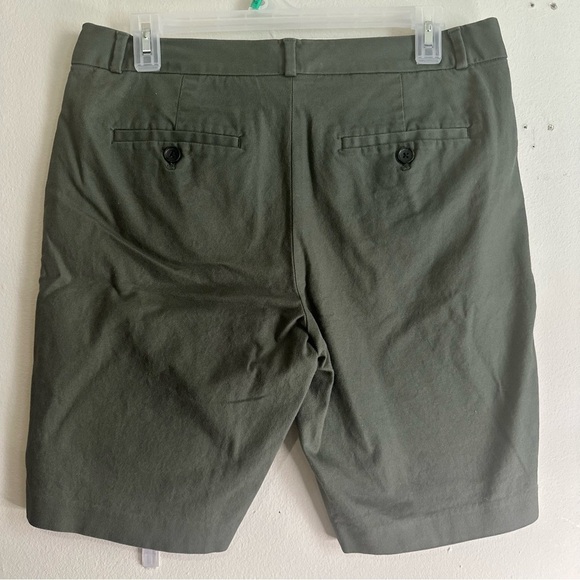 Banana Republic Women's Army Green Chino Khaki Fla Mid Thigh Shorts - Picture 3 of 4